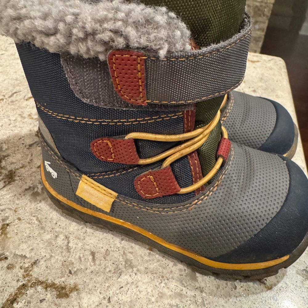 Stride Rite Toddler size 7 Winter Boots with Velcro Strap
